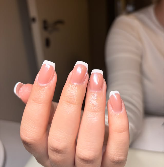 Gelé negle udført hos JuJu Beauty Salon i Aarhus